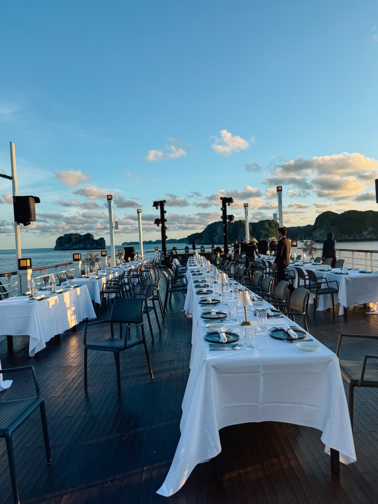 Cena en Ambassador Cruise